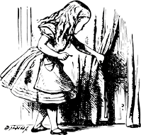 Alicia mirando detrás de una cortina, la puerta pequeña.